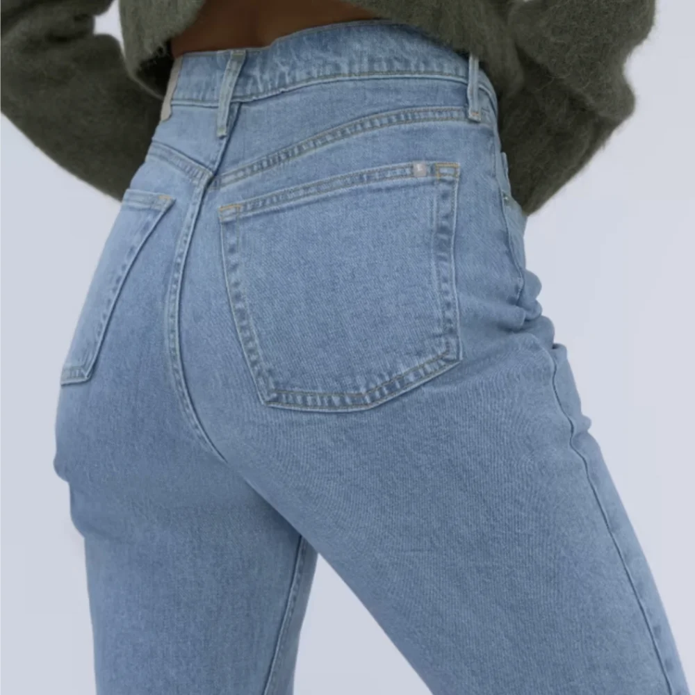 Everlane Original Cheeky Jean in Stone-washed Sky - Picture 4 of 16